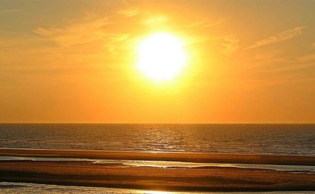 A sunrise over the ocean.